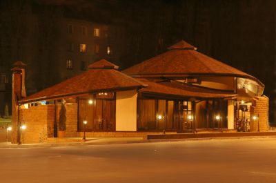 здание кафе с купольной крышей
